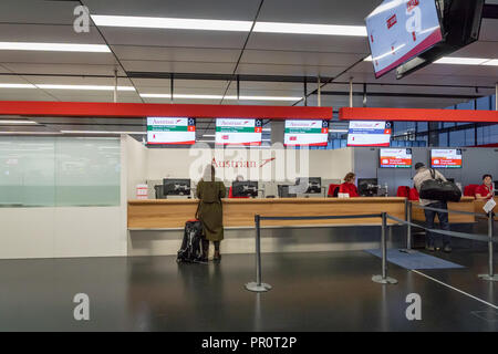 Wien, Österreich - Dezember 2017: Austrian Airlines Check-in-Schalter Bereich in Wien Schwechat Airtport Klemme 1. Austrian Airlines ist die Fahne Carrie Stockfoto