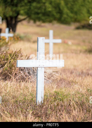 Alte hölzerne Kreuz in einem historischen Friedhof mit schönen Rasen & Baum gefüllt Hintergründe in einer ruhigen Umgebung Stockfoto