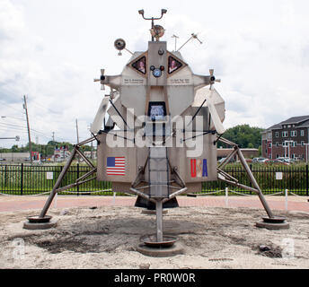 Neil Armstrongs First Flight Monument in Warren, Ohio, ehrt die historische Reise des Astronauten mit einer dynamischen Bronzeskulptur. Stockfoto