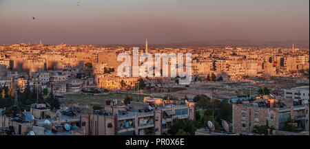 Aleppo - eine der ältesten ununterbrochen bewohnten Städte der Welt und die zweitgrößte Stadt in Syrien (vor dem Krieg). Stockfoto