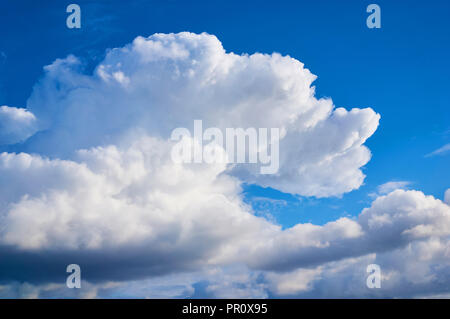 Schönen blauen Himmel mit Schäfchenwolken. Zusammenfassung Hintergrund. Stockfoto
