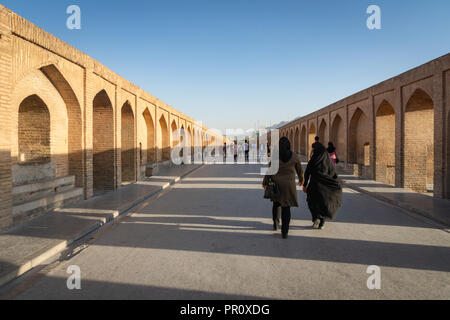 Isfahan, Iran - Juni, 2018: Khaju Brücke über den ausgetrockneten Flusses Zayandehrud in Isfahan, Iran. Stockfoto