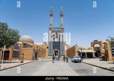 Yazd, Iran - Juni 2018: Masjed-i Jame Moschee in der Altstadt von Yazd, Iran. Stockfoto