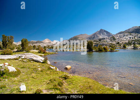 Der Blick entlang der John Muir Trail bei Marie See; John Muir Wildnis, Sierra National Forest, Sierra Nevada, Kalifornien, USA. Stockfoto