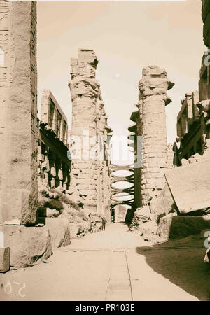 Ägyptische Ansichten; Karnak. Mittelgang der großen Säulenhalle. 1900, Ägypten, Karnak Stockfoto