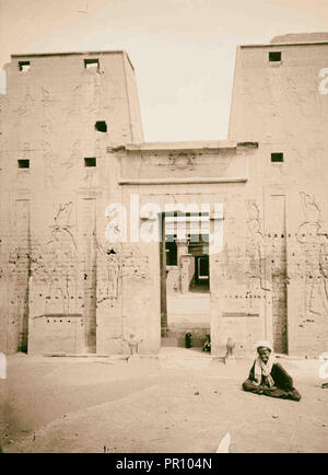 Ägyptische Ansichten; Tempel des Horus, Edfu. Eingang zum Tempel. 1900, Ägypten, Idfū Stockfoto