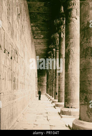 Ägyptische Ansichten; Tempel des Horus, Edfu. Kolonnade bei Gericht, Carven auf Säulen. 1900, Ägypten, Idfū Stockfoto