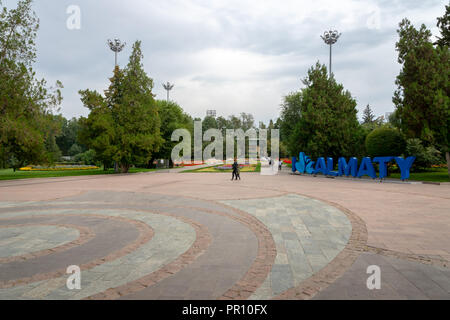 Almaty, Kasachstan - August 2018: Blick auf den Central Park Eingang, Almaty, Kasachstan. Stockfoto