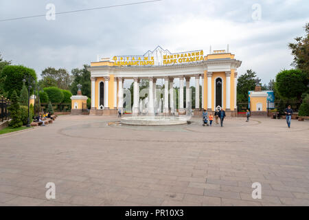 Almaty, Kasachstan - August 2018: Blick auf den Central Park Eingang, Almaty, Kasachstan. Stockfoto