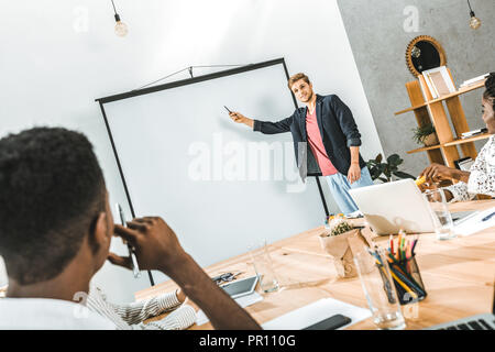 Junge Unternehmer, die Präsentation für die Kolleginnen und Kollegen in der Sitzung im Amt Stockfoto