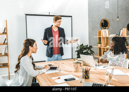 Junge Unternehmer, die Präsentation für die Kolleginnen und Kollegen in der Sitzung im Amt Stockfoto