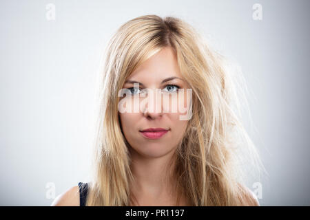 Porträt einer Frau mit blonden Haaren Vor und Nach der Haarglättung Stockfoto