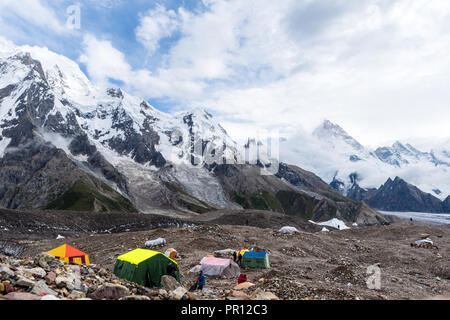 Biarchedi und Masherbrum (K1) von Goro II Campingplatz, Baltoro Gletscher, 1627-1630, Stockfoto