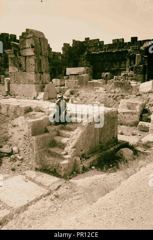 Baalbek. Tempel der Sonne. In der Nähe von Blick auf Altar zeigt die Schritte. 1900, Libanon, Baʻlabakk, BaʻLabakk Stockfoto