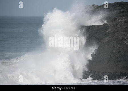 Storm Wellen verschlingen Porth Island Newquay Cornwall im Vereinigten Königreich. Stockfoto