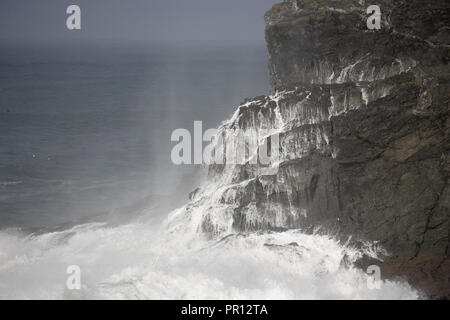 Storm Wellen verschlingen Porth Island Newquay Cornwall im Vereinigten Königreich. Stockfoto