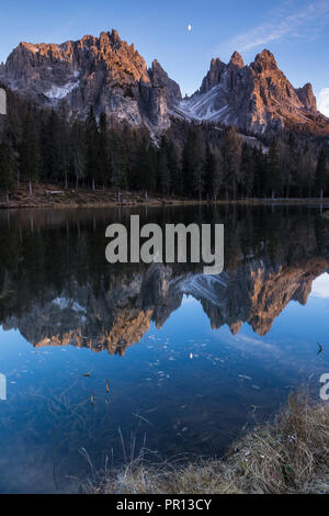 Reflexion des Mount Cadini di Misurina in Lago Antorno mit Mond Stockfoto