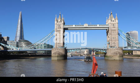 Der Shard, die Tower Bridge, Onboard Raddampfer Waverley, Themse, London, UK, 27. September 2018, Foto von Richard Goldschmidt Stockfoto