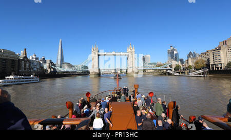 Der Shard, die Tower Bridge, Onboard Raddampfer Waverley, Themse, London, UK, 27. September 2018, Foto von Richard Goldschmidt Stockfoto