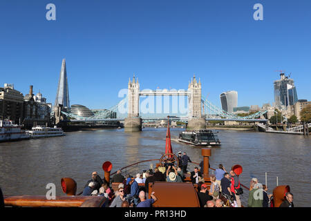 Der Shard, die Tower Bridge, Onboard Raddampfer Waverley, Themse, London, UK, 27. September 2018, Foto von Richard Goldschmidt Stockfoto