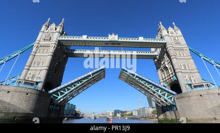 Tower Bridge, Onboard Raddampfer Waverley, Themse, London, UK, 27. September 2018, Foto von Richard Goldschmidt Stockfoto