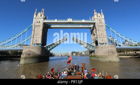 Tower Bridge, Onboard Raddampfer Waverley, Themse, London, UK, 27. September 2018, Foto von Richard Goldschmidt Stockfoto