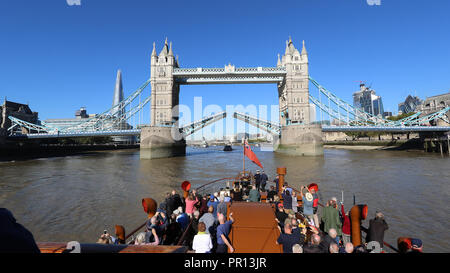 Tower Bridge, Onboard Raddampfer Waverley, Themse, London, UK, 27. September 2018, Foto von Richard Goldschmidt Stockfoto