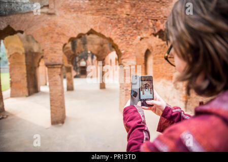 Touristische am britischen Residency Komplex, Lucknow, Uttar Pradesh, Indien, Asien Stockfoto