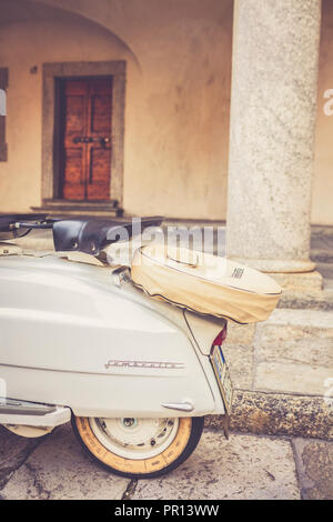 Rad- und Sitze von ikonischen Lambretta Innocenti Roller Ersatzteile, Morbegno, Provinz von Sondrio, Valtellina, Lombardei, Italien, Europa Stockfoto