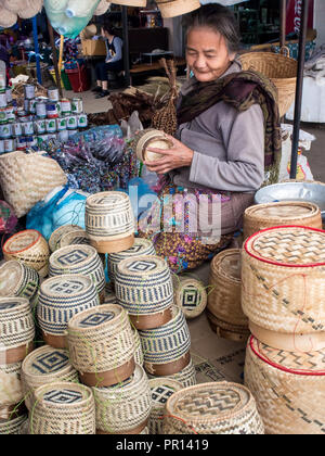 Frau verkaufen Körbe für klebrigen Reis im zentralen Markt im Freien, Luang Prabang, Laos, Indochina, Südostasien, Asien