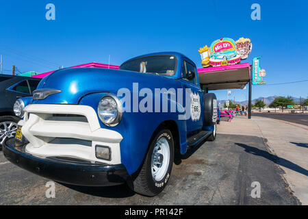 Oldtimer und Herrn D'z Diner, Route 66, Kingman, Arizona, Vereinigte Staaten von Amerika, Nordamerika Stockfoto