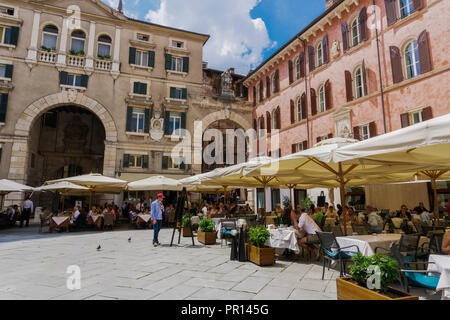 Piazza dei Signori, mit Masse an Restaurants vor dem Palazzo Domus Nova auf der linken und der Casa della Pieta auf der rechten, Verona, Venetien, Italien Essen Stockfoto