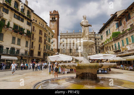 Piazza delle Erbe Brunnen, 1368 Brunnen aus Marmor mit Madonna Statue am Marktplatz und Maffei Palast im Hintergrund, Verona, Venetien, Italien, Europa Stockfoto