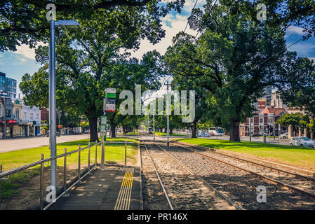 Straßenbahn auf der geraden Bahn Straße. Mit der Straßenbahn ist die Eingabe von weit weg. Stockfoto