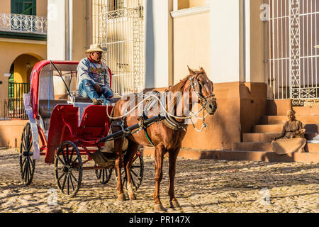 Ein traditionelles Pferd taxi Beförderung in Trinidad, Kuba, Karibik, Mittelamerika Stockfoto