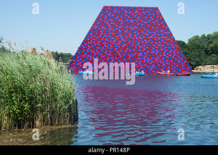 Die mastaba, ein Projekt von Christo und Jeanne-Claude, bestehend aus über 7000 Barrel Öl in die Serpentine, London, W2, England, Vereinigtes Königreich, Europa Stockfoto