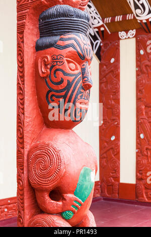 Maori Carving mit Gesichts Tätowierungen, Wahiao, Whakarewarewa Thermal Village, Rotorua, North Island, Neuseeland, Pazifische Stockfoto