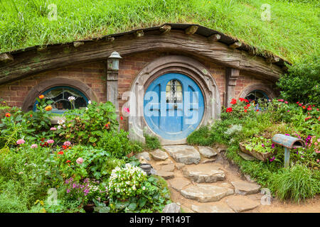 Hobbiton, Holztüren von Hobbit Löcher in die Folie ein fiktives Dorf Hobbiton, Matamata, North Island, Neuseeland, Pazifische Stockfoto