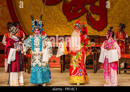 Chinesische Oper Darsteller, Ko Shan Theater, Kowloon, Hong Kong, China, Asien Stockfoto