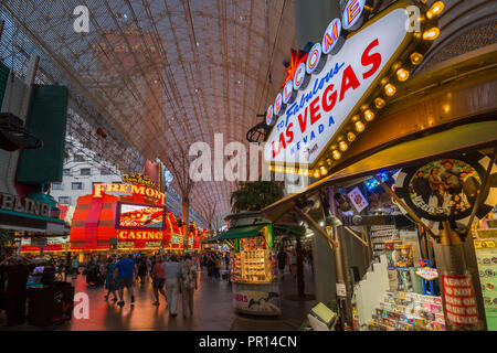 Neonleuchten an der Fremont Street Experience in der Dämmerung, Downtown, Las Vegas, Nevada, Vereinigte Staaten von Amerika, Nordamerika Stockfoto