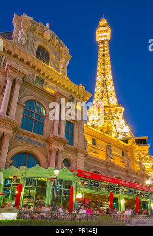 Blick auf Eiffelturm des Paris Hotel & Casino auf dem Strip, Las Vegas Boulevard, Las Vegas, Nevada, Vereinigte Staaten von Amerika, Nordamerika Stockfoto