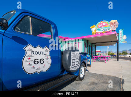 Blick auf vintage Station Wagon und Herr D'z Diner auf der Route 66 in Kingman, Arizona, Vereinigte Staaten von Amerika, Nordamerika Stockfoto