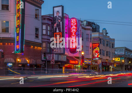 Club Schilder an Gebäuden in North Beach District, San Francisco, Kalifornien, Vereinigte Staaten von Amerika, Nordamerika Stockfoto