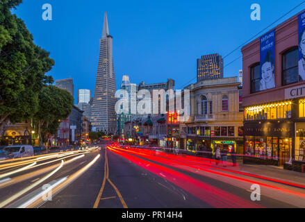 Ansicht der Transamerica Pyramid Gebäude auf der Columbus Avenue North Beach, San Francisco, Kalifornien, Vereinigte Staaten von Amerika, Nordamerika Stockfoto