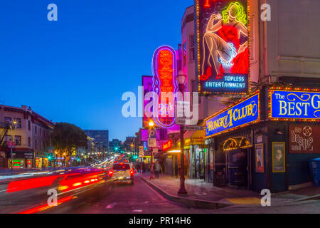 Club Schilder an Gebäuden in North Beach District, San Francisco, Kalifornien, Vereinigte Staaten von Amerika, Nordamerika Stockfoto