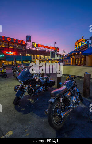 Motorräder außerhalb Fishermans Wharf Cafes und Restaurants in der Dämmerung, San Francisco, Kalifornien, Vereinigte Staaten von Amerika, Nordamerika Stockfoto