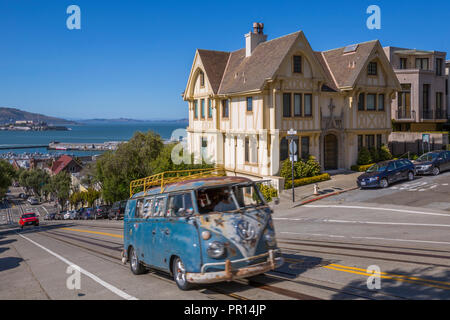 VW Camper van am Hyde Street und Alcatraz im Hintergrund sichtbar, San Francisco, Kalifornien, Vereinigte Staaten von Amerika, Nordamerika Stockfoto