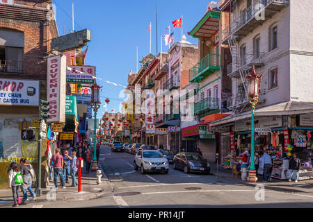 Blick auf die belebte Straße in Chinatown, San Francisco, Kalifornien, Vereinigte Staaten von Amerika, Nordamerika
