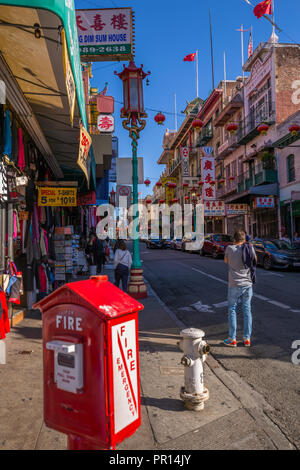 Blick auf traditionell eingerichtete Straße in Chinatown, San Francisco, Kalifornien, Vereinigte Staaten von Amerika, Nordamerika Stockfoto