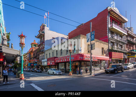 Blick auf traditionell eingerichtete Straße in Chinatown, San Francisco, Kalifornien, Vereinigte Staaten von Amerika, Nordamerika Stockfoto